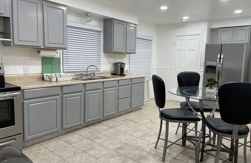 Sterling Heights Casa | Cute-n-Cozy Home Near Beaumont Troy