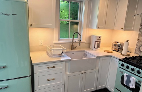 Nantucket Cabaña | Cute new stylish one bedroom guest cottage is located 2 miles from town.