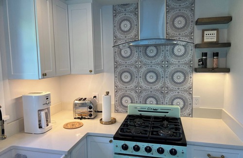 Nantucket Cabaña | Cute new stylish one bedroom guest cottage is located 2 miles from town.