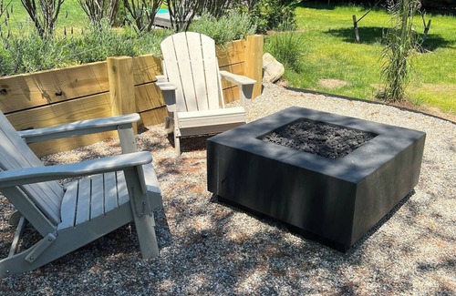 Nantucket Cabaña | Cute new stylish one bedroom guest cottage is located 2 miles from town.
