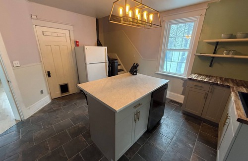 Pembroke Casa | Cute old farmhouse, located within the city. Recently updated.