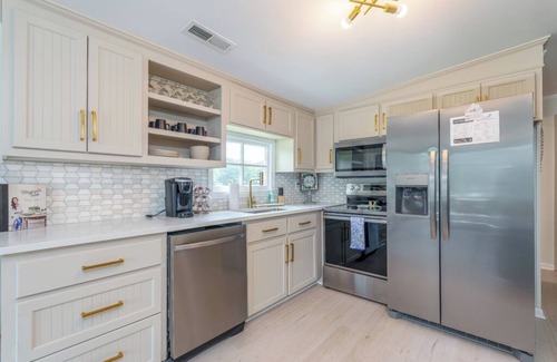 Muscle Shoals Casa | Cute renovated home 10 min to RTJ Golf. Pet Friendly and has Water trampoline.