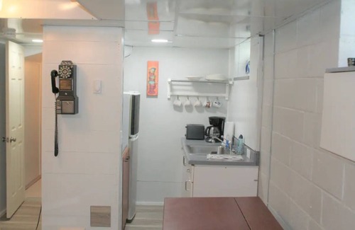 Kamm's Corners Apartamento | Cute studio apartment in Clevelands safest area.