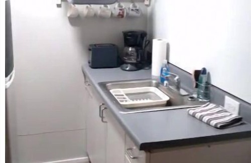 Kamm's Corners Apartamento | Cute studio apartment in Clevelands safest area.