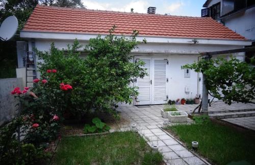 Prcanj Apartamento | Cute studio with garden and terrace,by the sea