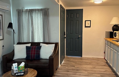 Central Oklahoma City Apartamento | Cute Tiny House With Fenced Yard Near Plaza Dist