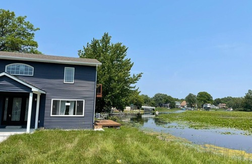 Commerce Township Casa | Cute lake front home on an all-sports lake