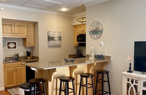 Fish Camps Condominio | Cute waterfront bungalow, tons of amenities, a small gated fishing community!
