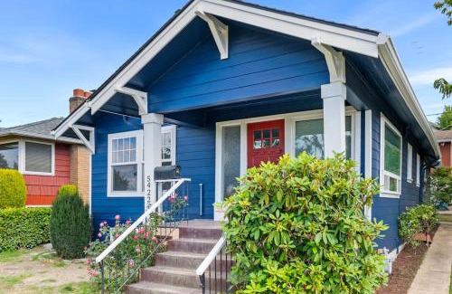 Fairmount Park Casa | Cute West Seattle Home w Firepit