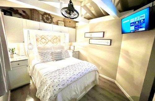 Cadiz Casa | Cutest Cozy Getaway Cottage with Sunset Lakeview