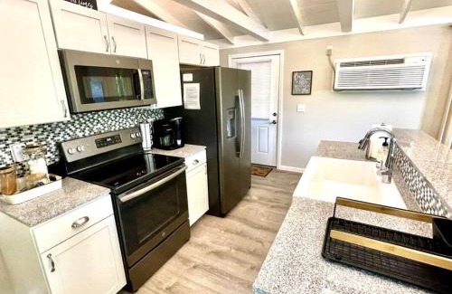 Cadiz Casa | Cutest Cozy Getaway Cottage with Sunset Lakeview