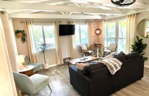 Cadiz Casa | Cutest Cozy Getaway Cottage with Sunset Lakeview