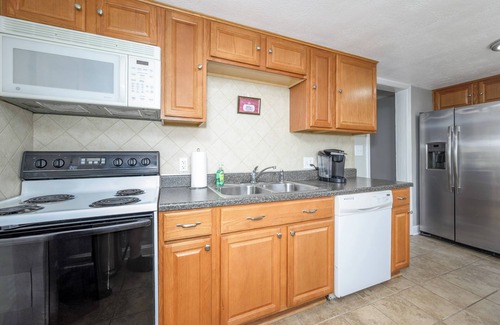 Cuyahoga Falls Casa | Cuyahoga Valley National Parks Home! Close to downtown Cuyahoga Falls!