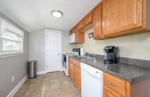 Cuyahoga Falls Casa | Cuyahoga Valley National Parks Home! Close to downtown Cuyahoga Falls!