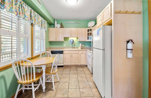 Ocracoke Villa | CV1A: Shell Castle A -poolside screened porch!