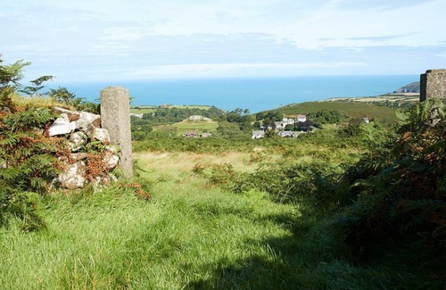 Dinas Cross Cabaña | Cwm Bach en Pembrokeshire tiene capacidad para cuatro personas y es tanto para mascotas como para niños. Está cerca de un campo de golf y de la playa! Reserve su estancia aquí ahora
