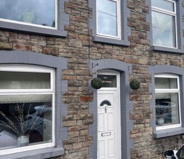 Llantrisant Casa | CWTCH COTTAGE Llantrisant 2 bed home - sleeps 4