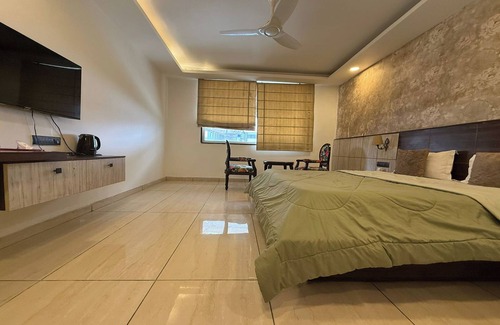 DLF City Hotel | Cyber Vista