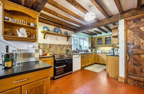 Rhydycroesau Otro | Cynynion Uchaf - 18th Century Farmhouse, Wales Border, Pets, Log Burner & Views