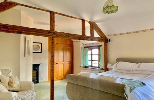 Rhydycroesau Otro | Cynynion Uchaf - 18th Century Farmhouse, Wales Border, Pets, Log Burner & Views