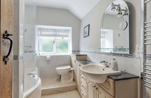 Rhydycroesau Otro | Cynynion Uchaf - 18th Century Farmhouse, Wales Border, Pets, Log Burner & Views