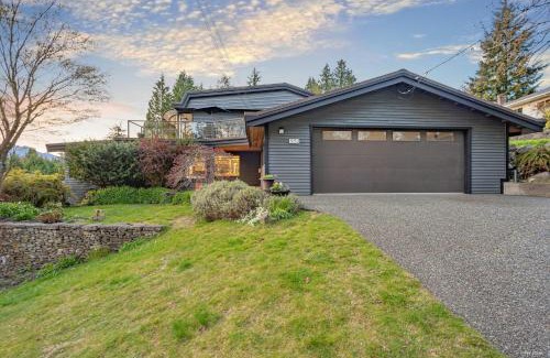 Upper Lonsdale Casa | Cypress: Private Bedroom/Bathroom/Office, with Shared Pool, Hot tub