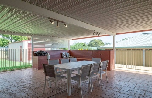 Dubbo Casa | Cyril Towers - Family Retreat, Pets Allowed