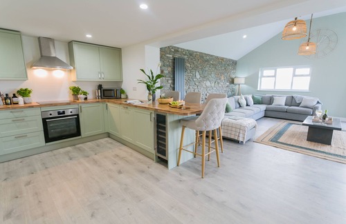 Llanfaethlu Cabaña | Cysgod y Llanw - an on the beach that sleeps 6 guests in 3 bedrooms