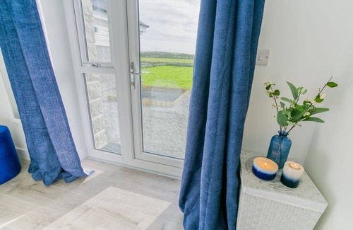 Llanfaethlu Cabaña | Cysgod y Llanw - an on the beach that sleeps 6 guests in 3 bedrooms