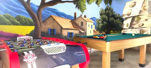 Montelimar Casa | Décompression assurée - Super Calme - Jacuzzi Chauffé à remous - Jardin et Terrasse - Clim - Salle de Jeux avec Fresque Provençale - Grande Piscine Partagée au Sel - Maison spacieuse, tout équipée et joliment décorée - Proche des commodités
