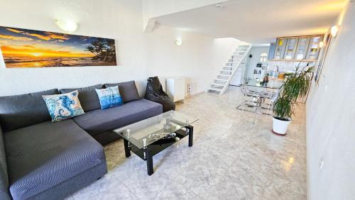 Urbanización Puerto de Estepona Apartamento | Dúplex con vistas al mar,cerca de playa y puerto