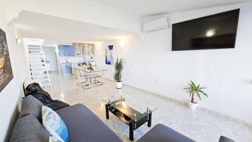 Urbanización Puerto de Estepona Apartamento | Dúplex con vistas al mar,cerca de playa y puerto
