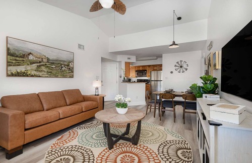 Ocean Side Village Apartamento | D&D · Pondview Modern Farmhouse Condo