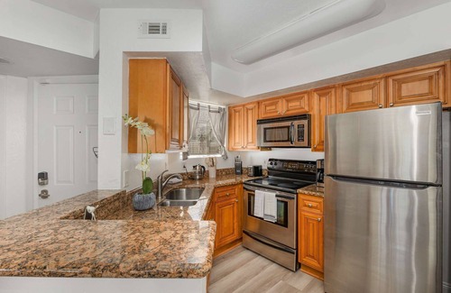 Ocean Side Village Apartamento | D&D · Pondview Modern Farmhouse Condo