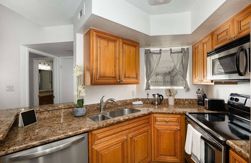 Ocean Side Village Apartamento | D&D · Pondview Modern Farmhouse Condo