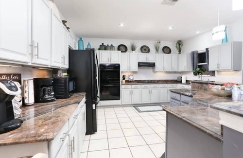 San Antonio Casa | D'Hidden Gem |Sleeps16 |Heated Pool, 5 acres