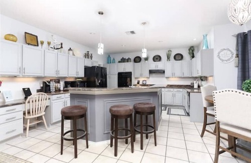 San Antonio Casa | D'Hidden Gem |Sleeps16 |Heated Pool, 5 acres