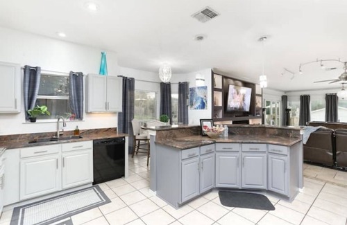 San Antonio Casa | D'Hidden Gem |Sleeps16 |Heated Pool, 5 acres