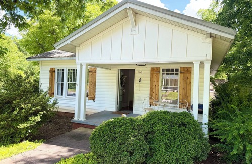 Newton Casa | D-Liteful Stay in Downtown Newton