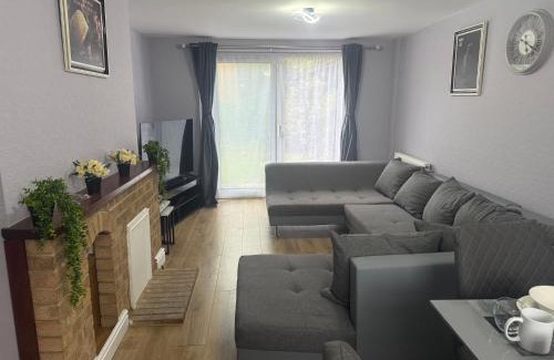 Belvedere Apartamento | D'Luxe Royal 3 bedrooms house in Abbeywood, London