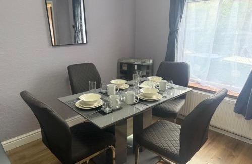 Belvedere Apartamento | D'Luxe Royal 3 bedrooms house in Abbeywood, London