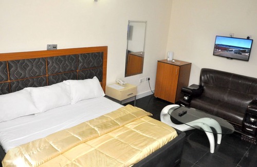 Oshodi-Isolo Hotel | D'Luxx Villa & Suites