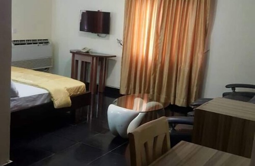 Oshodi-Isolo Hotel | D'Luxx Villa & Suites