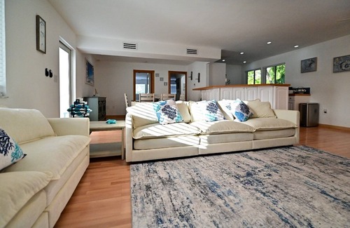 Overtown Villa | D’Mauchi-WaterHouse-Beaches20min-boat-dockparking