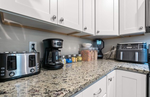 Myrtle Beach Apartamento | D · Modern 4BR Central Near Beach & Pier King Beds #D