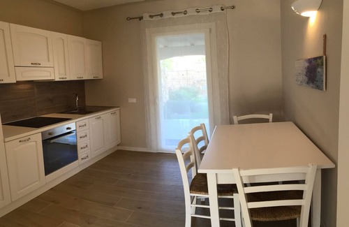 Porto Pino Apartamento | Apartamento con jardín en residencia con piscina.