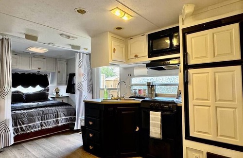 Dripping Springs Casa | D6 Moonlight RV: Hike/Swim/Yoga