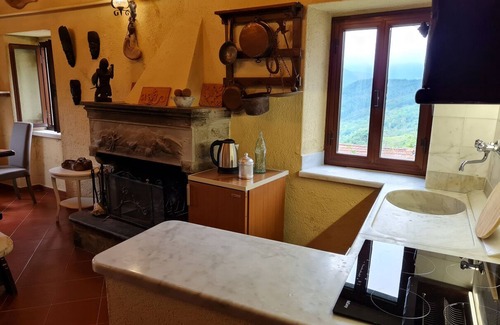 Casola in Lunigiana Casa | " DA ERCOLE " LUXURY HOLIDAY HOME WITH SWIMMING POOL, JACUZZI AND GARDEN.