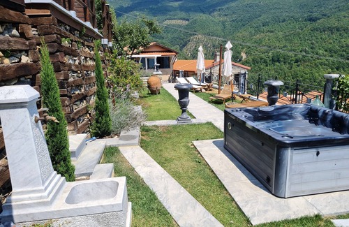 Casola in Lunigiana Casa | " DA ERCOLE " LUXURY HOLIDAY HOME WITH SWIMMING POOL, JACUZZI AND GARDEN.