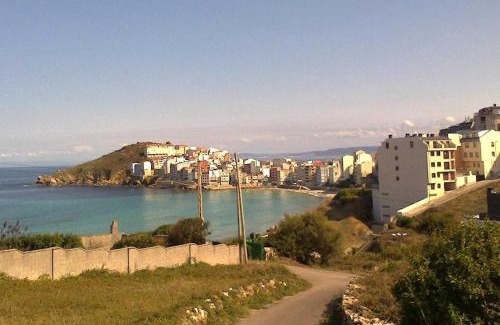 Malpica de Bergantinos Apartamento | Dachwohnung mit Terasse und Meerblick unweit des Strandes